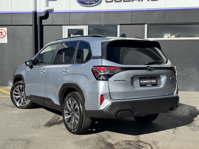 2025 Subaru Forester Strong Hybrid Touring 2.5L... image 3