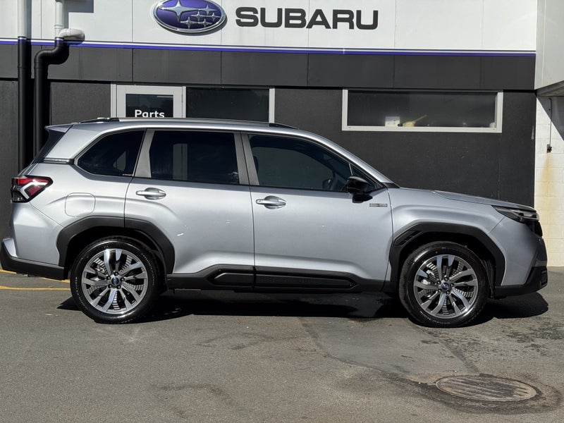 2025 Subaru Forester Strong Hybrid Touring 2.5L... image 5
