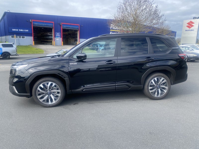 2025 Subaru Forester Touring Hybrid AWD image 3