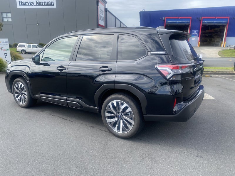 2025 Subaru Forester Touring Hybrid AWD image 5