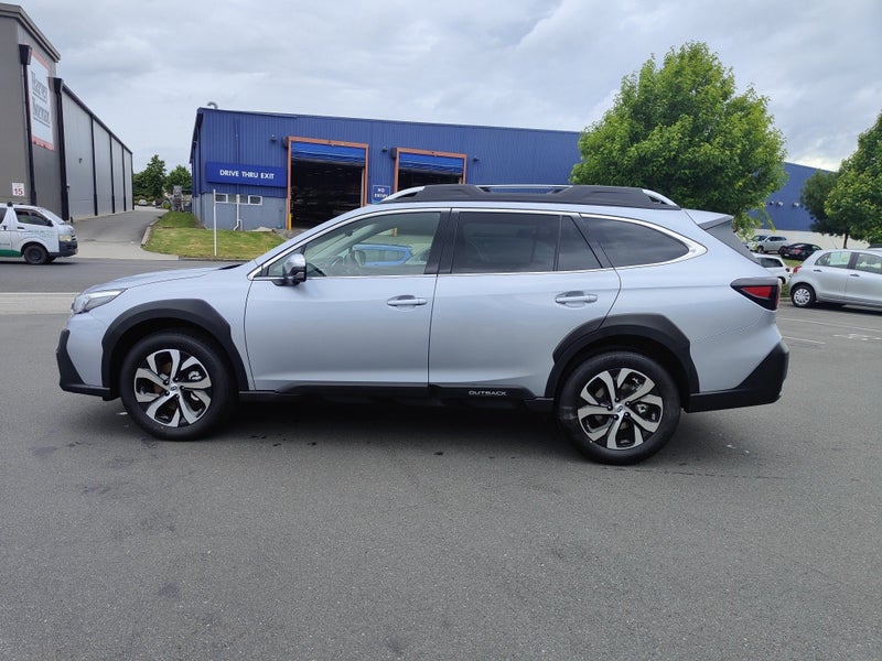 2025 Subaru Outback 2.5i Touring image 4