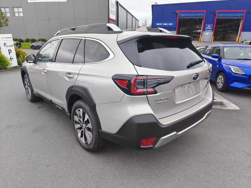 2025 Subaru Outback 2.5i Touring image 2