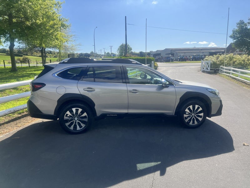 2025 Subaru Outback 2.5i Touring SLT image 3