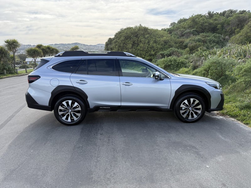 2025 Subaru Outback Touring 2.5i SLT image 4