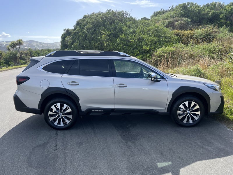 2025 Subaru Outback Touring 2.5i SLT image 4