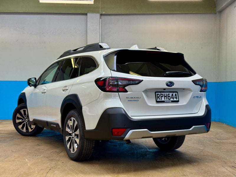 2025 Subaru Outback Touring 2.5L AWD Family Wagon image 2