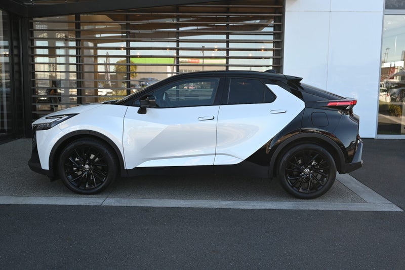 2025 Toyota C-HR GR Sport 2.0 Petrol Hybrid AWD... image 3