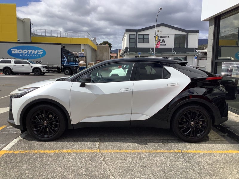 2025 Toyota C-HR GR Sport 2.0P HEV AWD SUV image 3