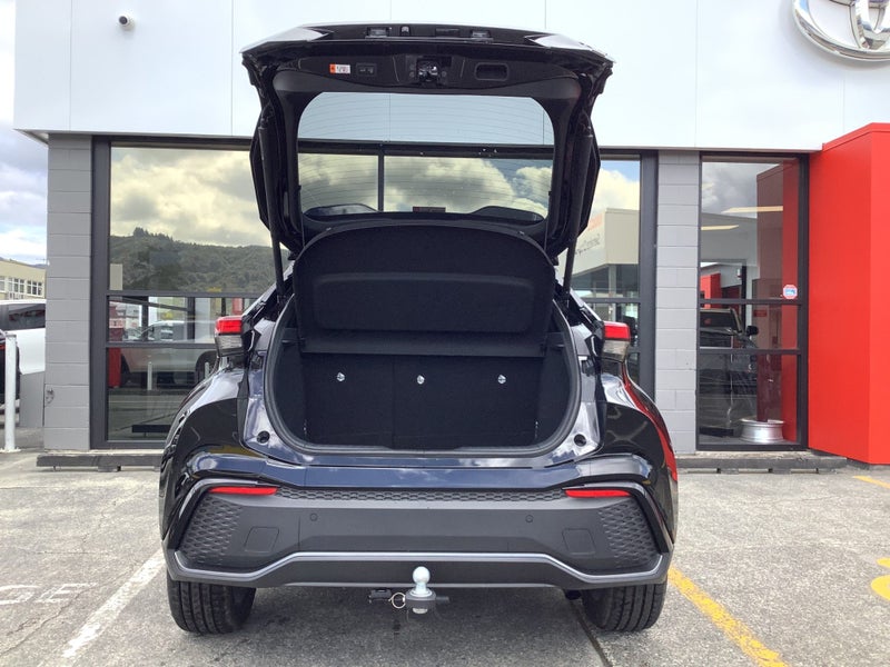 2025 Toyota C-HR GR Sport 2.0P HEV AWD SUV image 5