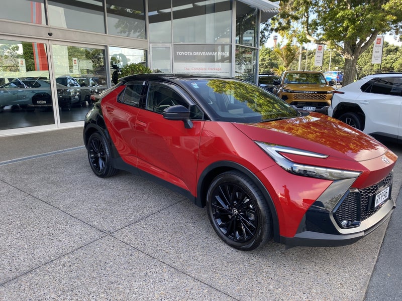 2025 Toyota C-HR GR Sport 2.0P HEV CVT AWD SUV/... image 2