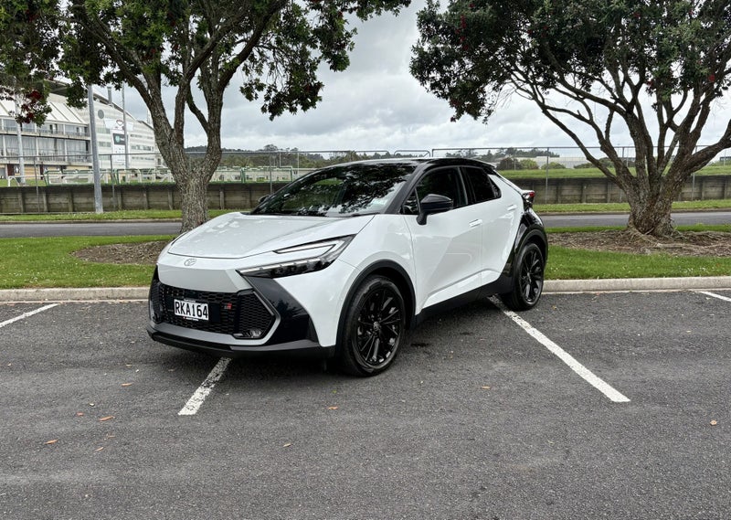 2025 Toyota C-HR GR Sport 2.0P HEV CVT AWD SUV/... image 3