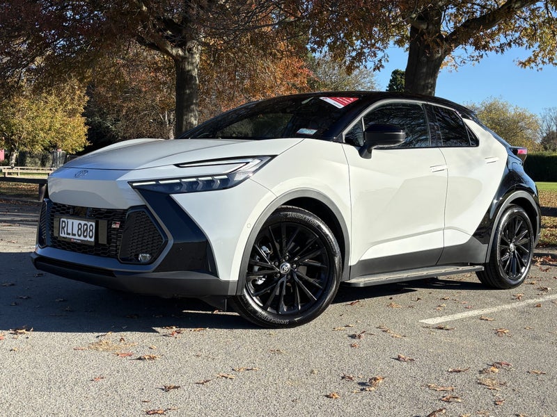 2025 Toyota C-HR GR Sport 2.0P HEV CVT AWD SUV image 3