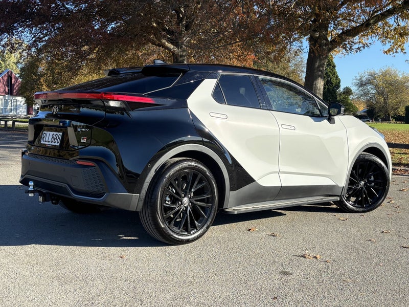 2025 Toyota C-HR GR Sport 2.0P HEV CVT AWD SUV image 5