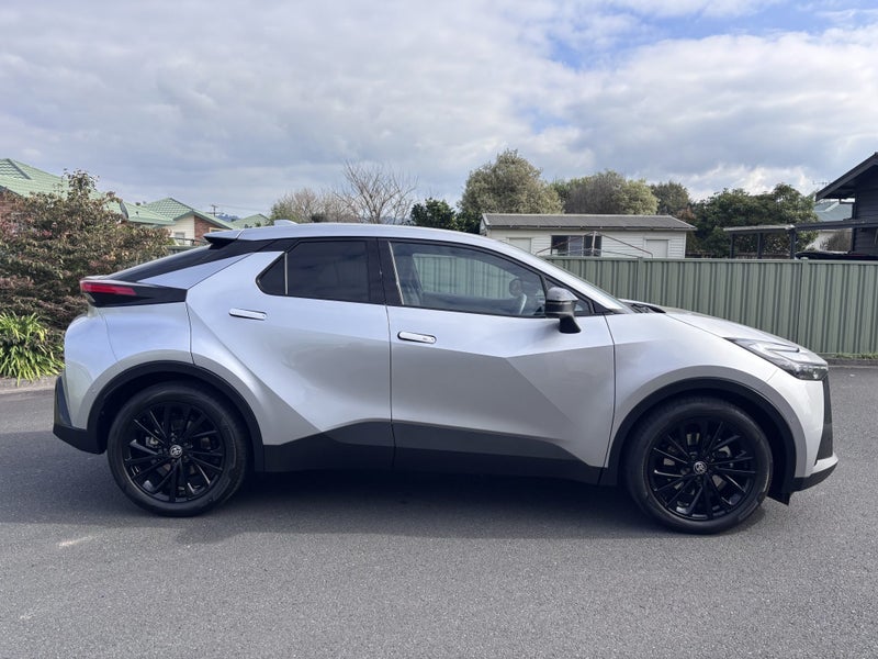 2025 Toyota C-HR GR Sport 2.0P HEV CVT AWD SUV/... image 2