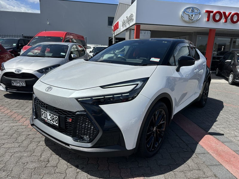 2025 Toyota C-HR GR Sport 2.0P HEV CVT AWD SUV/... image 3