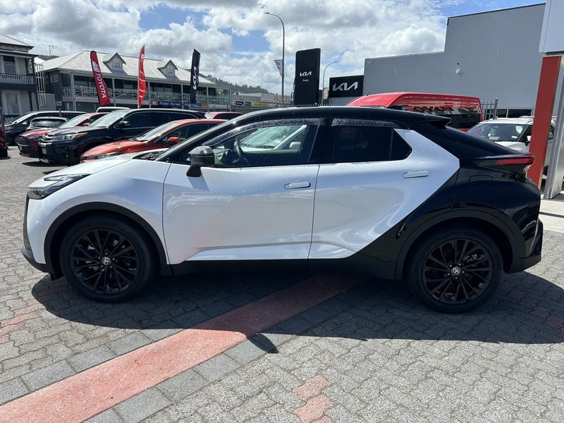 2025 Toyota C-HR GR Sport 2.0P HEV CVT AWD SUV/... image 4