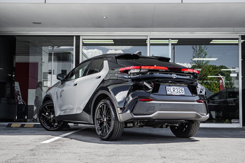 2025 Toyota C-HR GR Sport 2.0P Hybrid AWD SUV T... image 3