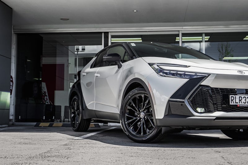 2025 Toyota C-HR GR Sport 2.0P Hybrid AWD SUV T... image 4