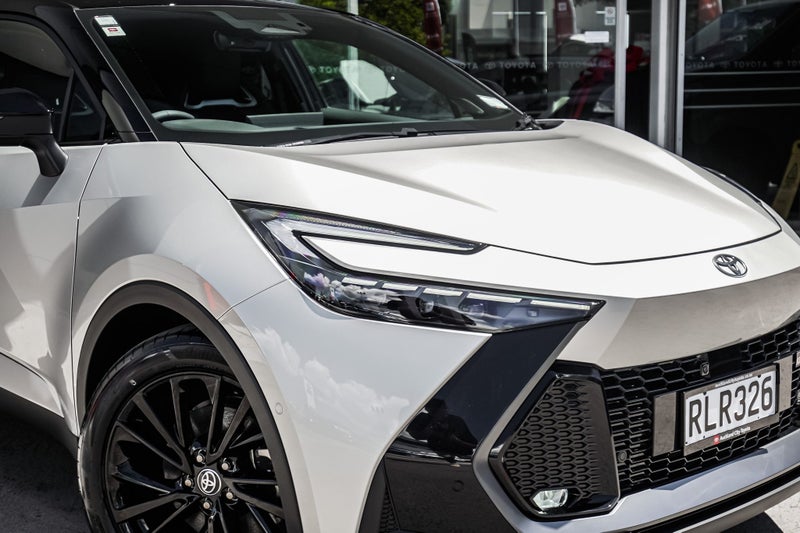 2025 Toyota C-HR GR Sport 2.0P Hybrid AWD SUV T... image 5