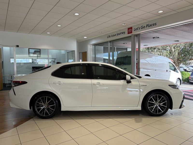 2025 Toyota Camry ZR 2.5 Hybrid image 3