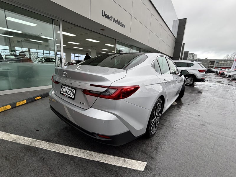 2025 Toyota Camry ZR 2.5 HYBRID LUXURY SEDAN image 3