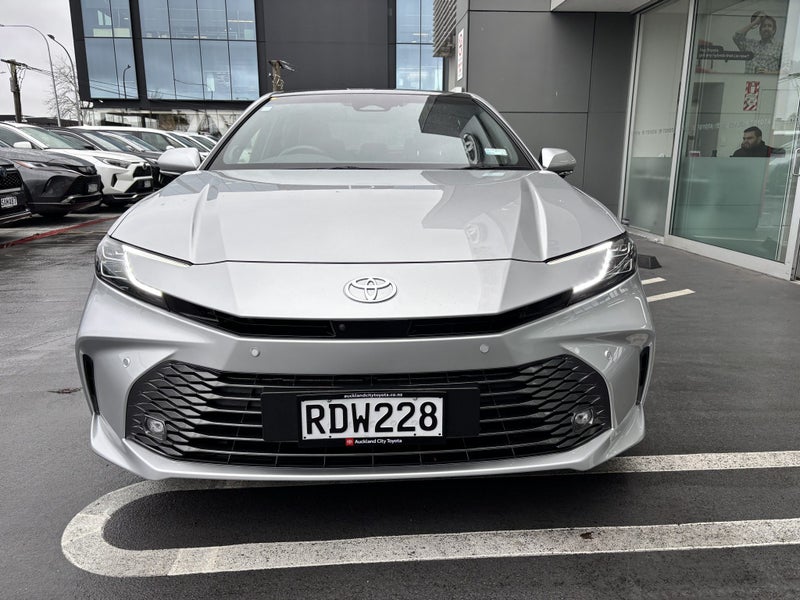 2025 Toyota Camry ZR 2.5 HYBRID LUXURY SEDAN image 4