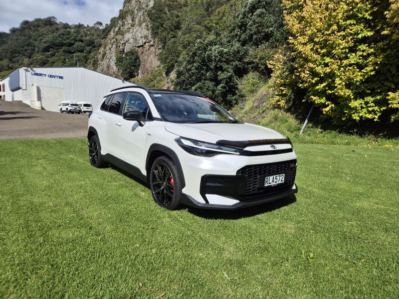 2025 Toyota Corolla Cross GR Sport 2.0P Hybrid image 3