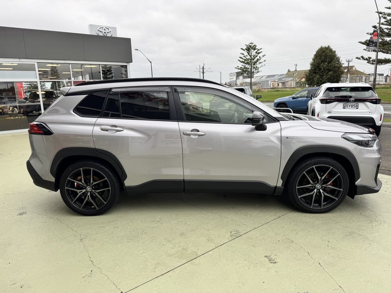 2025 Toyota Corolla Cross GR Sport 2.0P Hybrid... image 3
