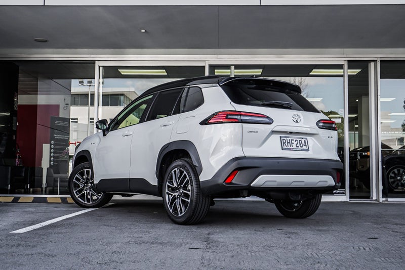 2025 Toyota Corolla Cross Limited 2.0 Hybrid Cr... image 3