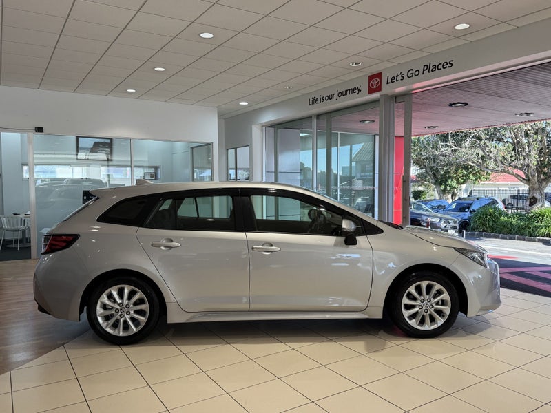 2025 Toyota Corolla Gx 1.8 Hybrid Wagon image 3