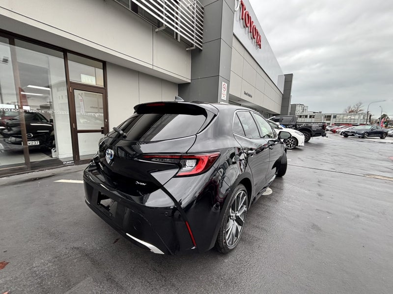 2025 Toyota Corolla GZ 1.8 HYBRID SPORTY HATCH image 3