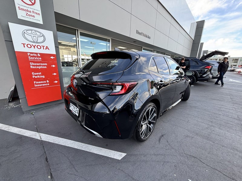 2025 Toyota Corolla GZ SPORT 1.8 HYBRID ECONOMI... image 3
