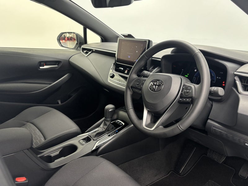 2025 Toyota Corolla SX Hybrid Hatch image 3