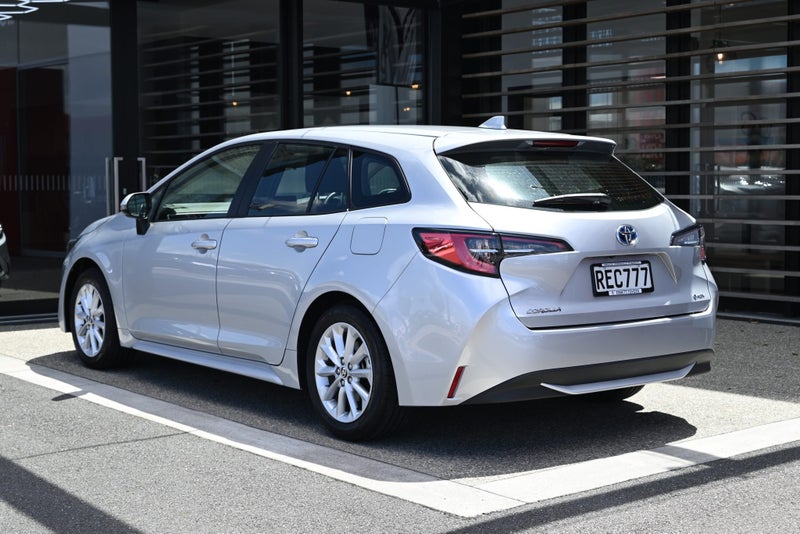2025 Toyota Corolla Touring GX 1.8 Petrol Hybri... image 2