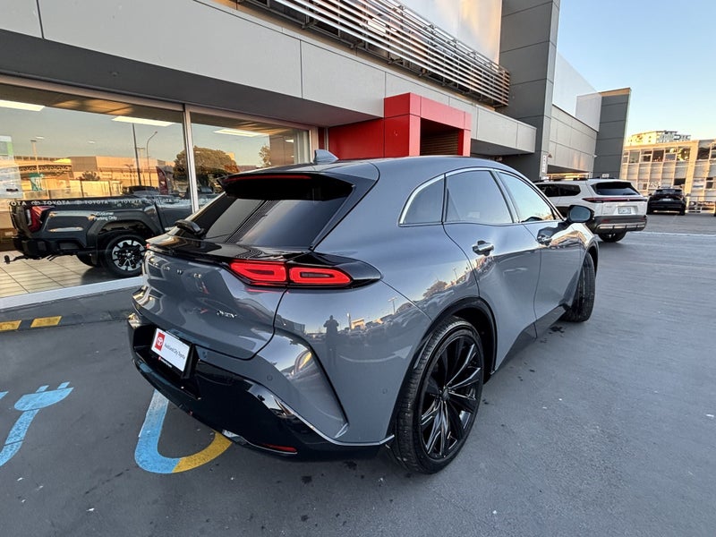 2025 Toyota Crown Z Edition 2.5 Hybrid 4WD image 3