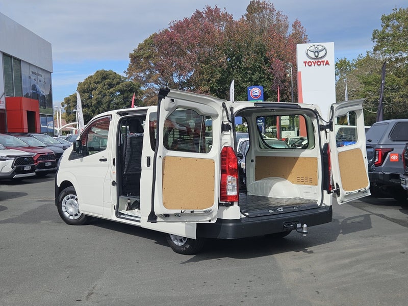 2025 Toyota Hiace ZR 2.8DT image 3