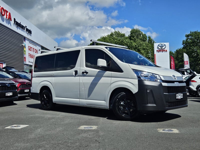 2025 Toyota Hiace ZR 2.8DT image 1
