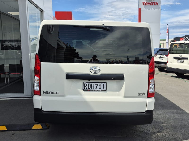 2025 Toyota Hiace ZR 2.8DT 6AT image 4