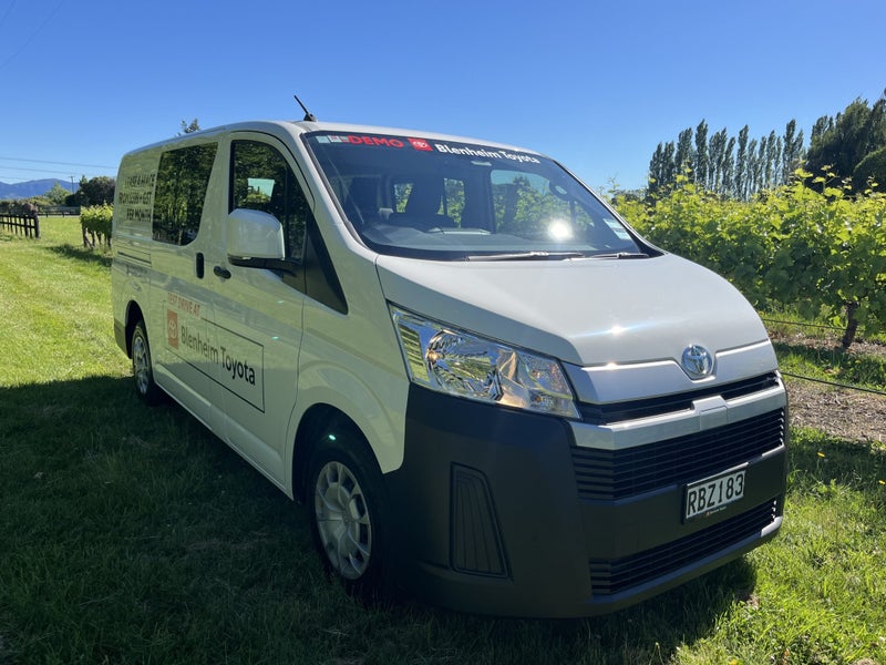 2025 Toyota Hiace ZR 2.8DT 6AT 5 seat + 5 door image 1