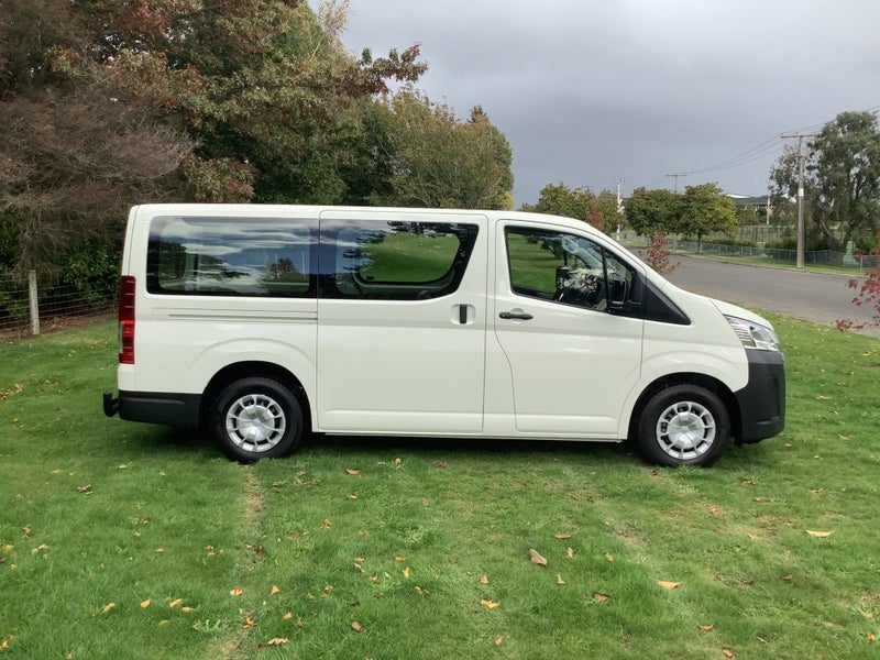 2025 Toyota Hiace ZR 2.8DT 6AT RWD image 4