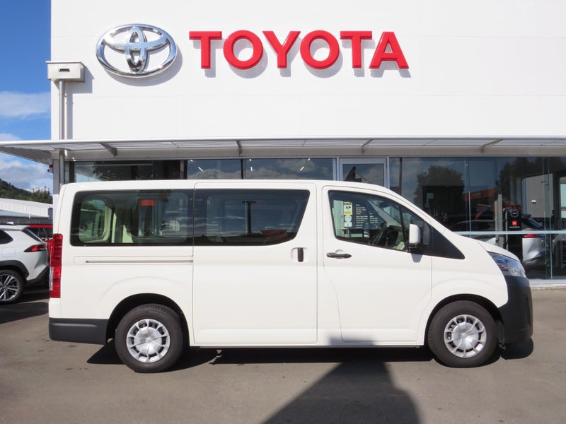 2025 Toyota Hiace ZR 2.8DT 6MT RWD image 4