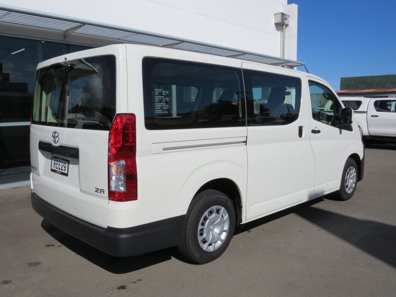 2025 Toyota Hiace ZR 2.8DT 6MT RWD image 5