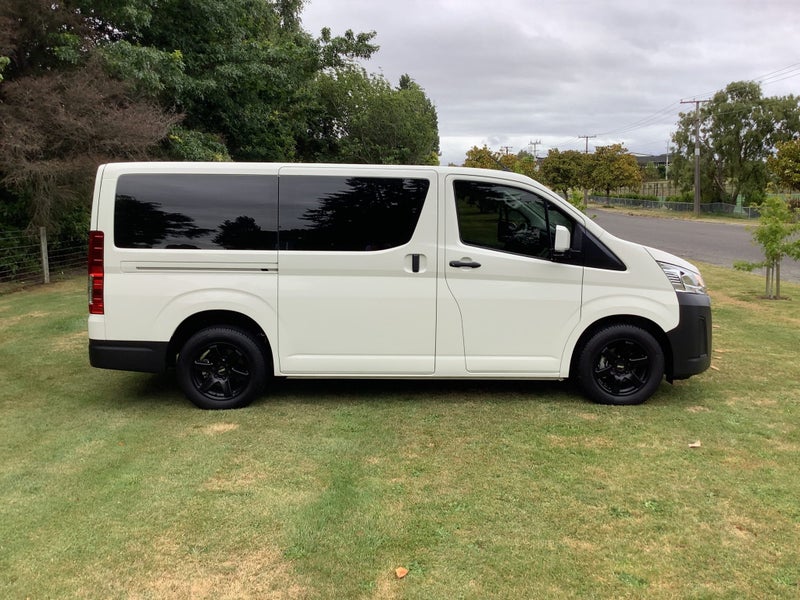 2025 Toyota Hiace ZR 2.8DT Auto image 4