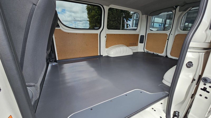 2025 Toyota Hiace ZR 2.8DT Barn Doors image 4