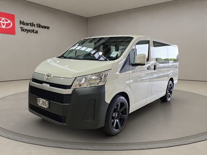 2025 Toyota Hiace ZR 2.8L Diesel Turbo RWD Van image 4