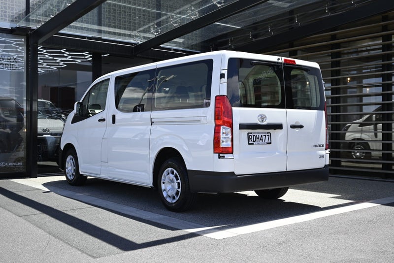 2025 Toyota Hiace ZR GVN 2.8 Turbo Diesel RWD Van image 2