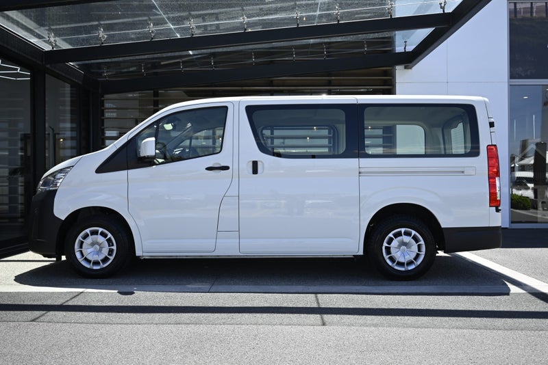 2025 Toyota Hiace ZR GVN 2.8 Turbo Diesel RWD Van image 3