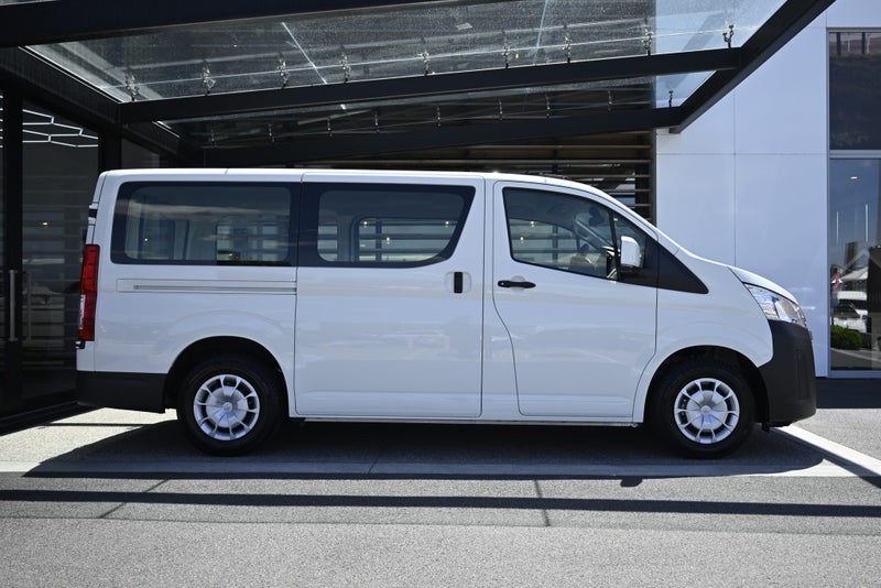 2025 Toyota Hiace ZR GVN 2.8 Turbo Diesel RWD Van image 5