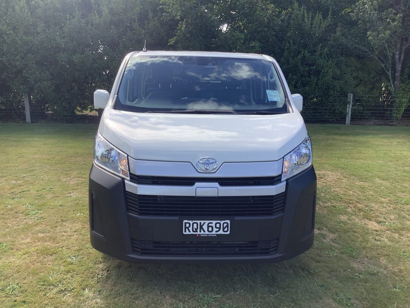 2025 Toyota Hiace ZR Minibus 2.8DT 10 Seater NZ... image 3