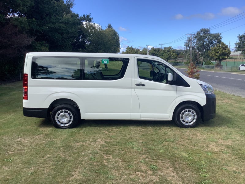 2025 Toyota Hiace ZR Minibus 2.8DT 10 Seater NZ... image 4